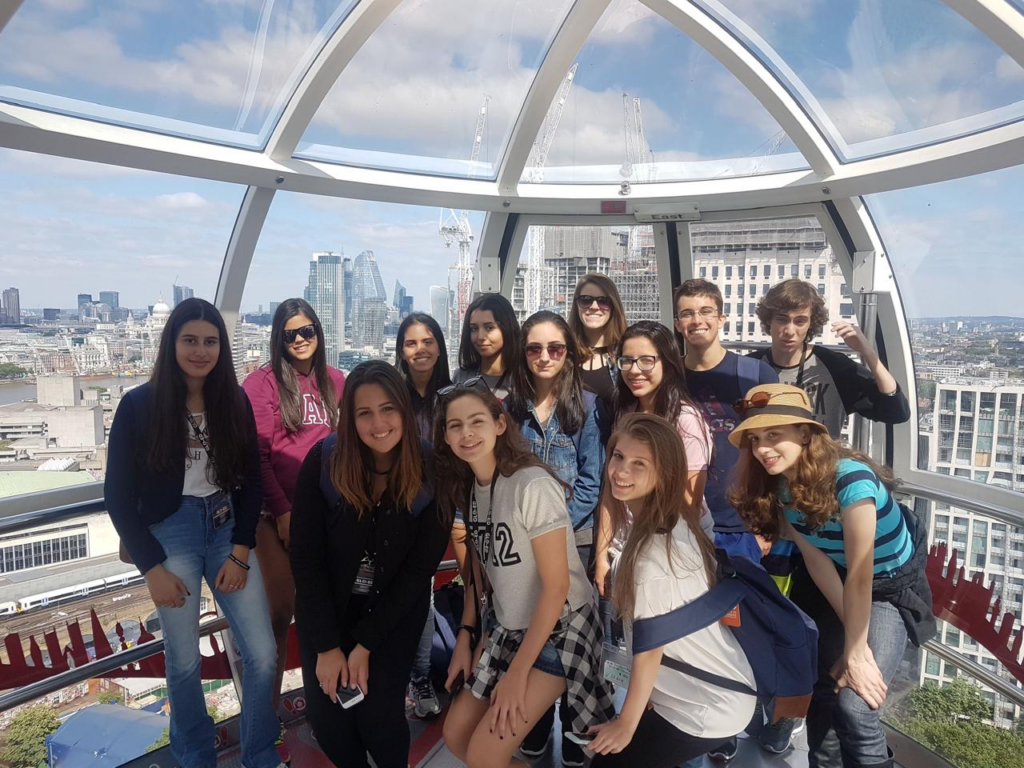 Intercâmbio de Férias Teen em Londres Grupo de estudantes brasileiros em intercâmbio de férias teen em Londres