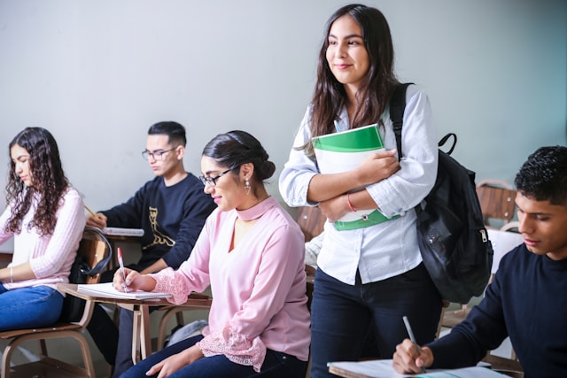 Intercambista brasileira com amigas durante high school nos Estados Unidos, mostrando como fazer amigos no intercâmbio